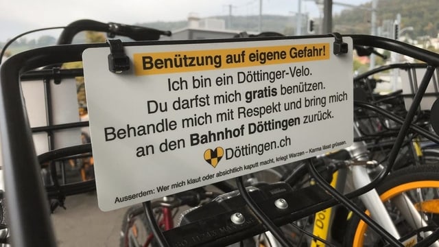 Schild an Velo Schild an Velo