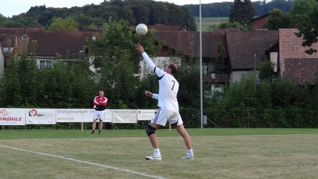 Ein Spieler aus Oberentfelden spielt an. Ein Spieler aus Oberentfelden spielt an.