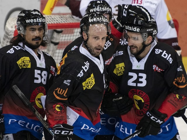 Berns Eric Blum, Jan Mursak und Vincent Praplan (v.l.n.r.) bejubeln das 2:1. Berns Eric Blum, Jan Mursak und Vincent Praplan (v.l.n.r.) bejubeln das 2:1.