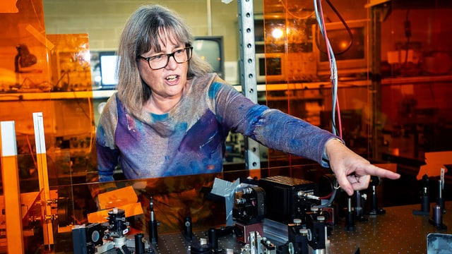 Nobelpreisgewinnerin Donna Strickland in ihrem Labor. Nobelpreisgewinnerin Donna Strickland in ihrem Labor.