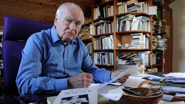 Martin Walser 2011 in seinem Schreibzimmer am Bodensee. Martin Walser 2011 in seinem Schreibzimmer am Bodensee.