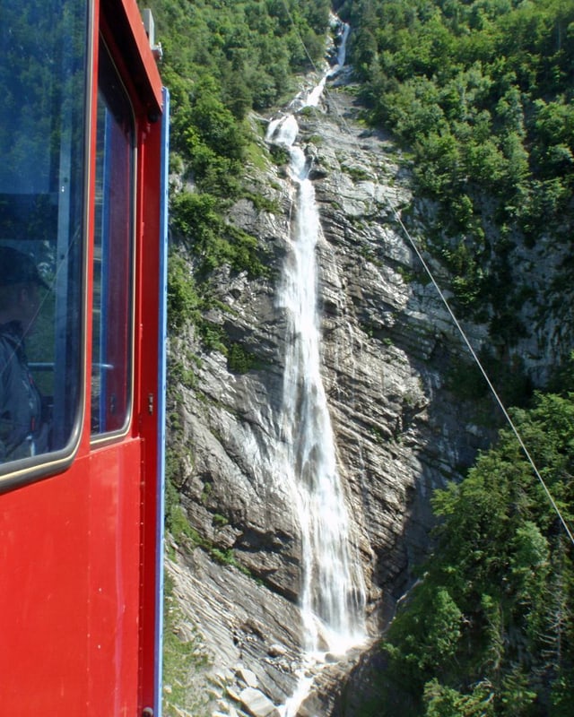 Zu sehen gibt es auch einen spektakulären Wasserfall. Zu sehen gibt es auch einen spektakulären Wasserfall.