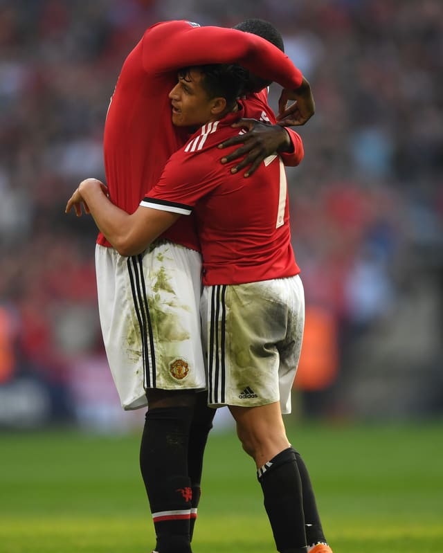 Lukaku umarmt Sanchez.