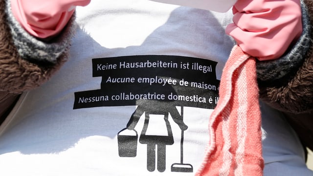 Eine Person mit einer Schürzte und Gummihandschuhen. Eine Person mit einer Schürzte und Gummihandschuhen.