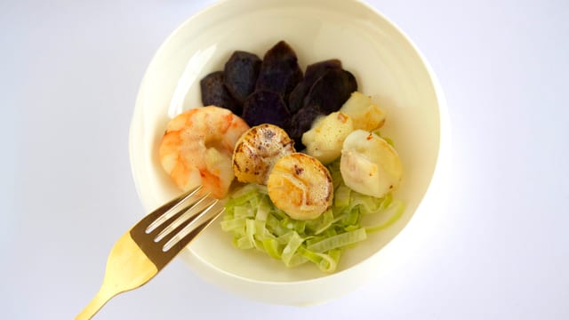 Marmite du pêcheur (Fischertöpfchen) auf Lauchbeet mit blauen Kartoffeln. Marmite du pêcheur (Fischertöpfchen) auf Lauchbeet mit blauen Kartoffeln.