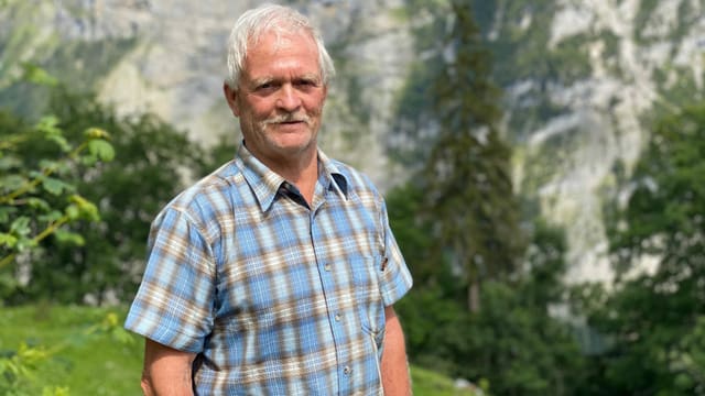 Mann steht auf einer Weide Mann steht auf einer Weide