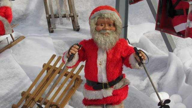 Eine Samichlaus-Puppe vor einem Holzschlitten. Eine Samichlaus-Puppe vor einem Holzschlitten.