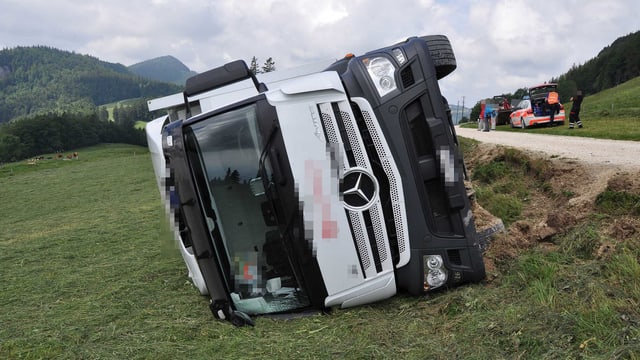 Ein Lastwagen liegt auf der Seite Ein Lastwagen liegt auf der Seite