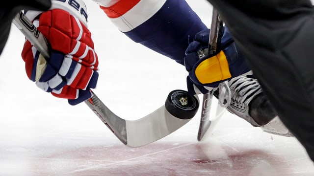 Dus giugaders da hockey ed in puck. Dus giugaders da hockey ed in puck.