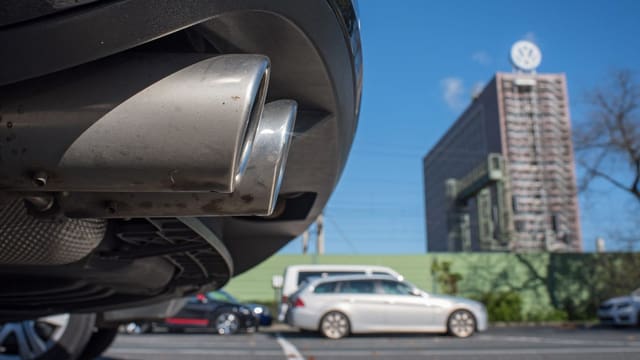 Auspuffrohre und im Hintergrund die VW-Zentrale Auspuffrohre und im Hintergrund die VW-Zentrale