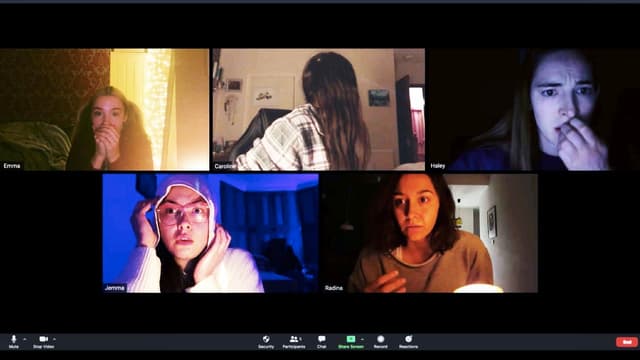 Fünf Frauen in einem Video Call, vier schauen geschockt, eine blickt hinter sich. Fünf Frauen in einem Video Call, vier schauen geschockt, eine blickt hinter sich.