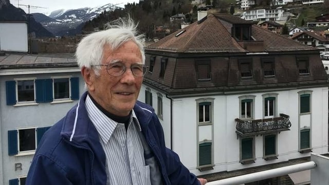 Martin Fontana steht an einer Brüstung, im Hintergrund Chur Martin Fontana steht an einer Brüstung, im Hintergrund Chur