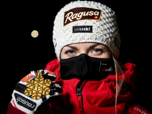 Gut-Behrami zeigt ihre Goldmedaille den Fotografen