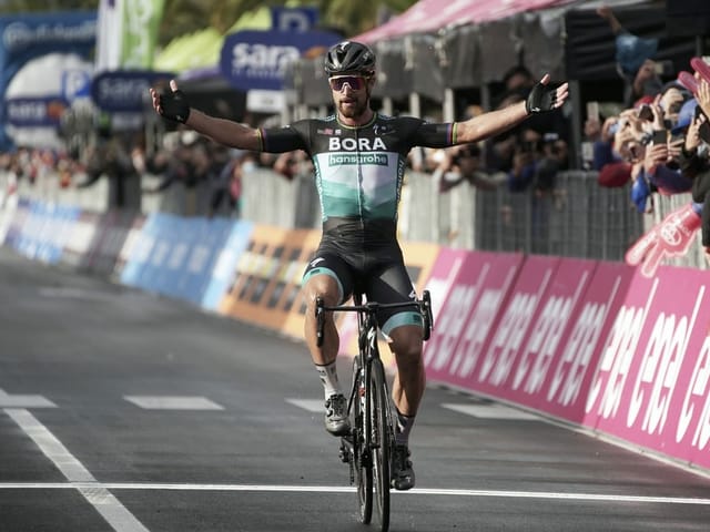Peter Sagan gewinnt die 10. Etappe des Giro d'Italia. Peter Sagan gewinnt die 10. Etappe des Giro d'Italia.