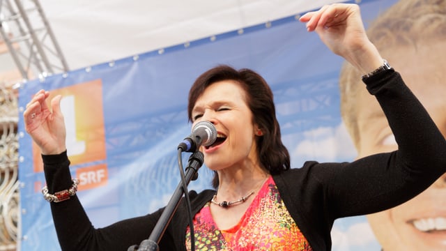 Regi Sager ist beim Singen voll in ihrem Element. Regi Sager ist beim Singen voll in ihrem Element.