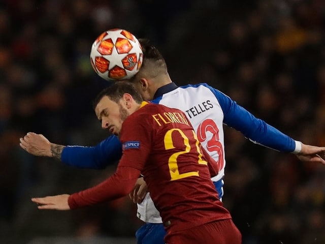 Romas Florenzi gegen Portos Telles. Romas Florenzi gegen Portos Telles.