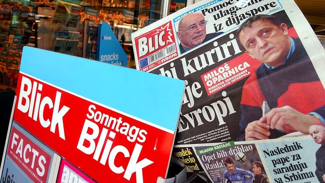 «Blick»-Werbung und «Blic»-Titelseite. «Blick»-Werbung und «Blic»-Titelseite.