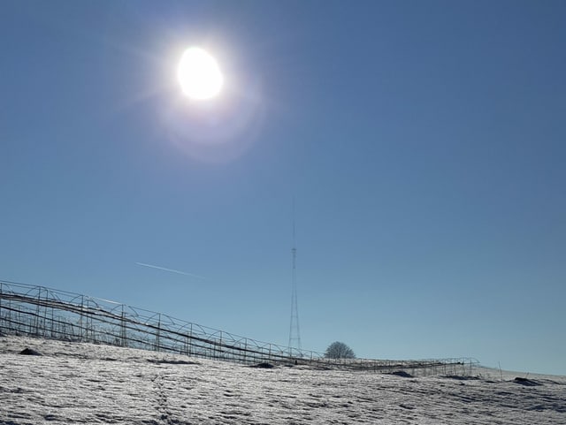 Landessender Beromünster auf schneebedeckter Wiese.