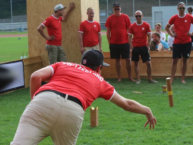 Die Schweizer Kubb-Nationalmannschaft in Aktion. Die Schweizer Kubb-Nationalmannschaft in Aktion.