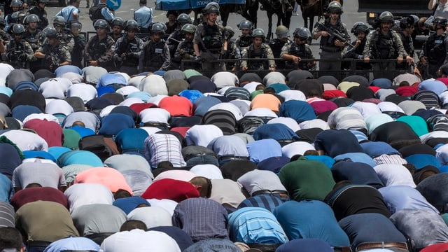 Muslime in der Jerusalemer Altstadt beten vor israelischen Soldaten. Muslime in der Jerusalemer Altstadt beten vor israelischen Soldaten.