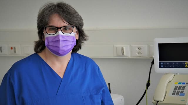 Hebamme Margreth von Ballmoos im Spital Hebamme Margreth von Ballmoos im Spital
