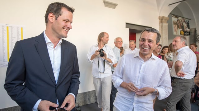 Zwei Männer, einer im Anzug, der andere in weissem Hemd. Zwei Männer, einer im Anzug, der andere in weissem Hemd.