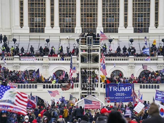 Trump-Anhängern auf den Treppen des Kapitols