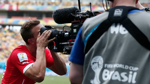 Xherdan Shaqiri küsst eine TV-Kamera. Xherdan Shaqiri küsst eine TV-Kamera.