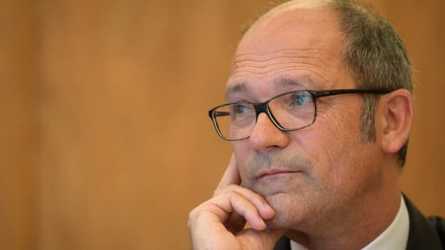 Daniel Fässler in Denkerpose. Daniel Fässler in Denkerpose.