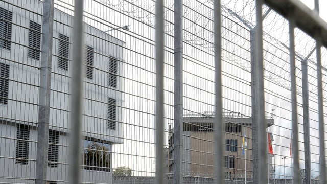 Das Gefängnis Champ-Dollon durch den Absperrzaun fotografiert Das Gefängnis Champ-Dollon durch den Absperrzaun fotografiert