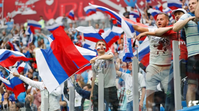 Fussballfans mit russischen Fahnen im Stadion. Fussballfans mit russischen Fahnen im Stadion.