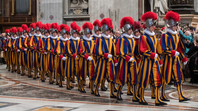 Gardists svizzers en baselgia. Gardists svizzers en baselgia.