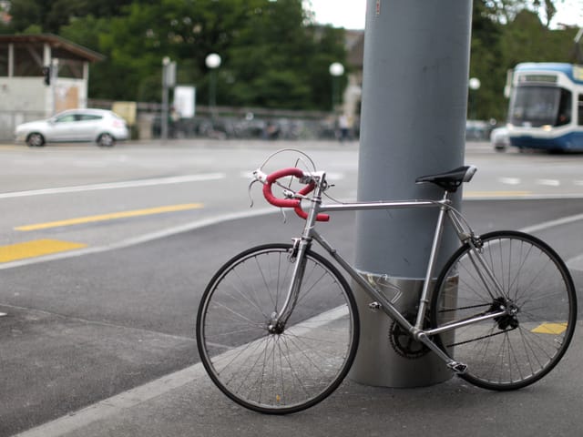 Amirs Velo an einer Säule.