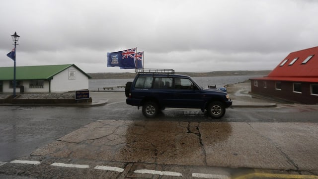 Jeep mit britischen Flaggen. Jeep mit britischen Flaggen.
