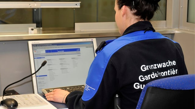 Mitarbeiterin der Grenzwache am Computer. Mitarbeiterin der Grenzwache am Computer.