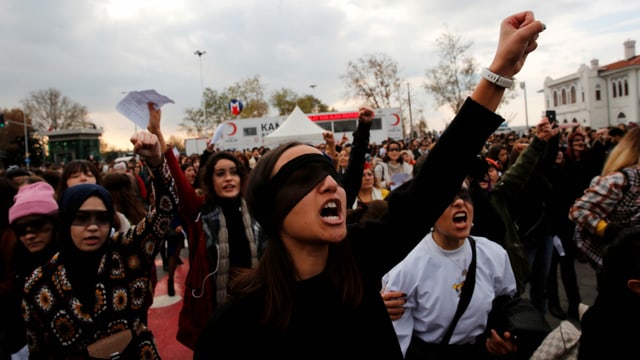Frauen protestieren gegen häusliche Gewalt Frauen protestieren gegen häusliche Gewalt