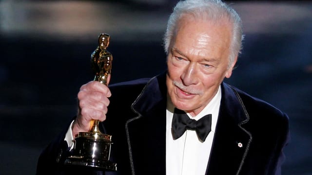 Alter Mann hält Oscar. Alter Mann hält Oscar.