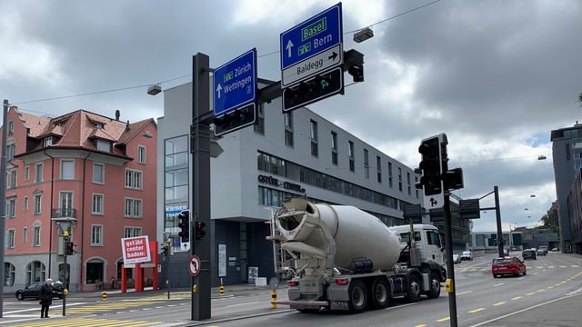 Kreuzung in Stadt mit Lastwagen. Kreuzung in Stadt mit Lastwagen.