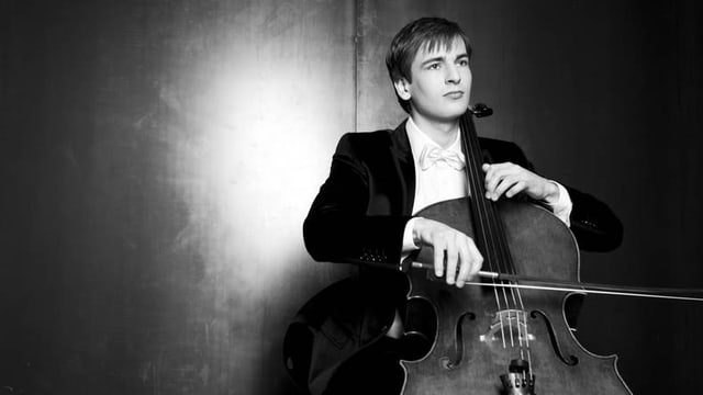 Christoph Croisé spielt Cello. Christoph Croisé spielt Cello.