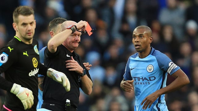Der Schiedsrichter zeigt Fernandinho die rote Karte. Der Schiedsrichter zeigt Fernandinho die rote Karte.