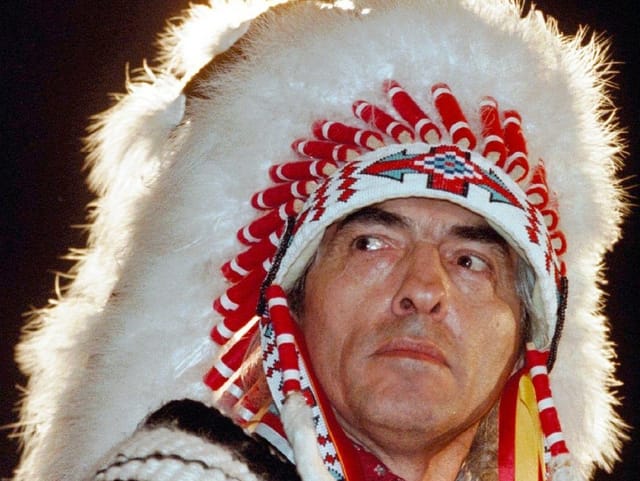 Stammesführer und Indianer Phil Fontaine mit Kopfschmuck. Stammesführer und Indianer Phil Fontaine mit Kopfschmuck.