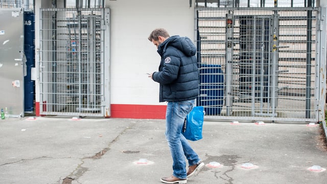 Sven Christ, aufgenommen von hinten wie er aus dem Stadion läuft. Sven Christ, aufgenommen von hinten wie er aus dem Stadion läuft.