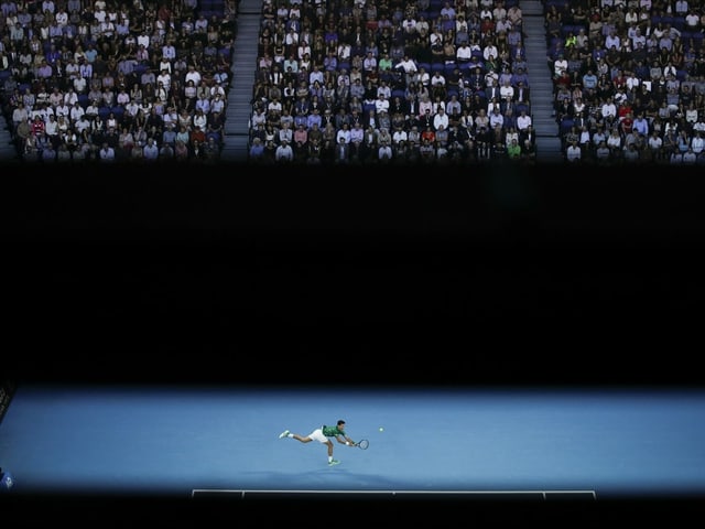 Übersichtsbild auf den gefüllten Centre Court mit Novak Djokovic auf dem Platz. Übersichtsbild auf den gefüllten Centre Court mit Novak Djokovic auf dem Platz.