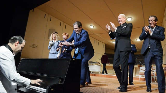 Stefan Wirth, Susanne-Marie Wrage, Raphael Clamer, Nicolas Rosat, Jean-Pierre Cornu, Gottfried Breitfuss (verdeckt), Ueli Jäggi Stefan Wirth, Susanne-Marie Wrage, Raphael Clamer, Nicolas Rosat, Jean-Pierre Cornu, Gottfried Breitfuss (verdeckt), Ueli Jäggi