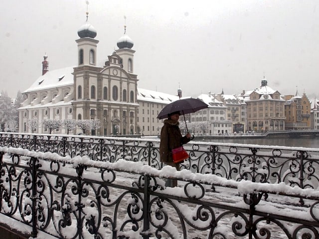 Eine Person auf einer verschneiten Brücke. Eine Person auf einer verschneiten Brücke.