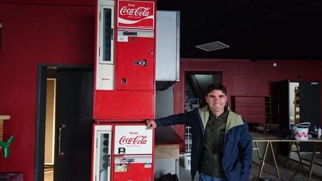 Flavio Battaini dasper ils automats da bavrondas che duain daventar la porta d'entrada da las tualettas d'umens. Flavio Battaini dasper ils automats da bavrondas che duain daventar la porta d'entrada da las tualettas d'umens.