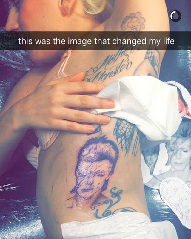 Lady Gaga liess sich das Gesicht des Sängers tätowieren. Lady Gaga liess sich das Gesicht des Sängers tätowieren.