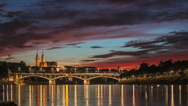 Blick auf den Rhein und das abendliche Basel. Blick auf den Rhein und das abendliche Basel.
