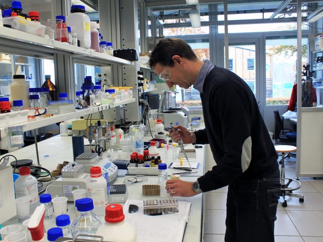 Robert Grass bei der Arbeit im Labor an der ETH. Robert Grass bei der Arbeit im Labor an der ETH.