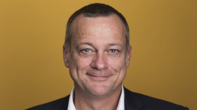 Ein Mann lacht in die Kamera Ein Mann lacht in die Kamera